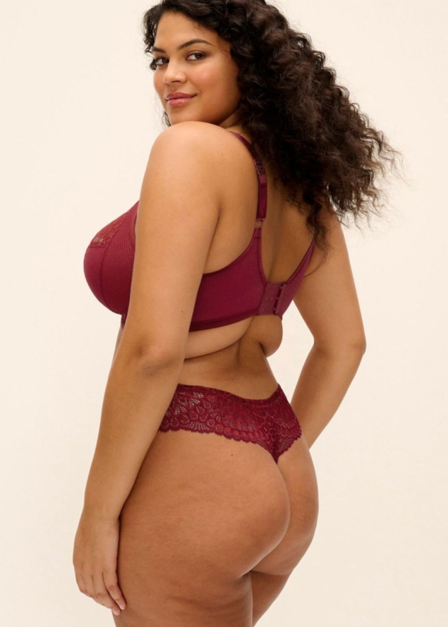String Elomi