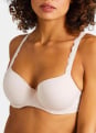 Soutien-gorge emboitant � armatures 